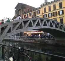 Load image into Gallery viewer, Atmosfere autunnali in barca sul naviglio | miguidi
