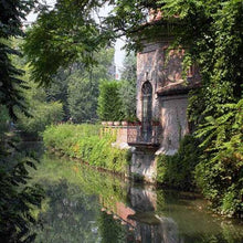 Load image into Gallery viewer, L'antico borgo di Gorla: l'eco della piccola Parigi che fu, dei bambini martiri e delle ville giardino sulle sponde della Martesana | miguidi