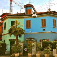 Load image into Gallery viewer, Stregati da Milano: tra i pavoni di via Pisacane, il quartiere arcobaleno di via Lincoln e la misteriosa "casa 770" - miguidi