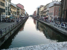 Load image into Gallery viewer, Atmosfere autunnali in barca sul naviglio | miguidi