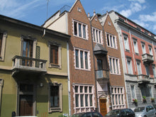 Load image into Gallery viewer, Stregati da Milano: tra i pavoni di via Pisacane, il quartiere arcobaleno di via Lincoln e la misteriosa "casa 770" - miguidi