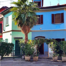 Load image into Gallery viewer, Stregati da Milano: tra i pavoni di via Pisacane, il quartiere arcobaleno di via Lincoln e la misteriosa "casa 770" - miguidi