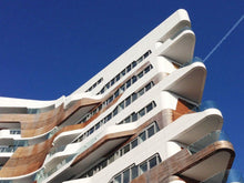 Load image into Gallery viewer, A casa di Zaha Hadid: visita ad un appartamento del complesso residenziale di City Life | miguidi