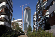 Load image into Gallery viewer, A casa di Zaha Hadid: visita ad un appartamento del complesso residenziale di City Life | miguidi
