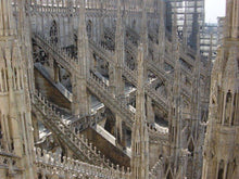 Load image into Gallery viewer, Sul tetto del Duomo, tra le guglie e il cielo | miguidi