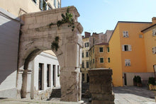 Load image into Gallery viewer, Pasqua a Trieste, citt&agrave; dalla "Scontrosa Grazia" | miguidi